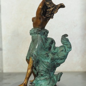 Donna al vento - Scultura in bronzo realizzata dal maestro Alessandro Romano