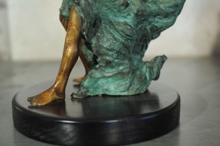 Donna al vento - Scultura in bronzo realizzata dal maestro Alessandro Romano